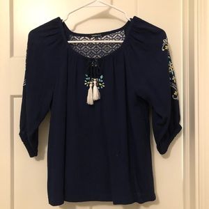 Three quarter length, navy embroidered flowy top.